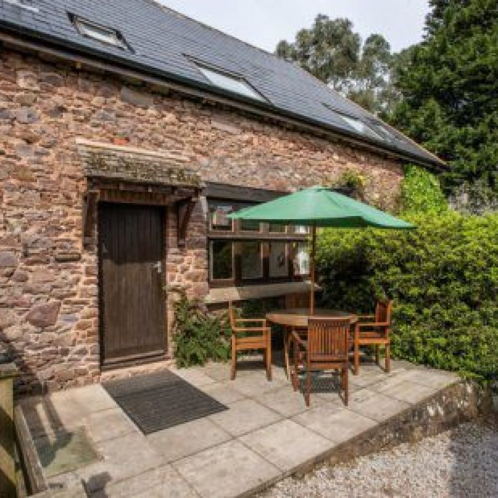 Bossington-Courtyard-Entrance-N2_mmb2gz0b